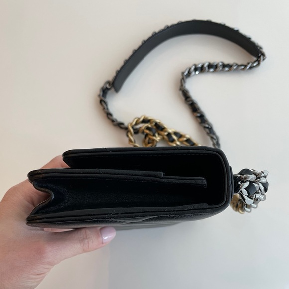 CHANEL 19 WALLET ON CHAIN - Picture 10 of 13